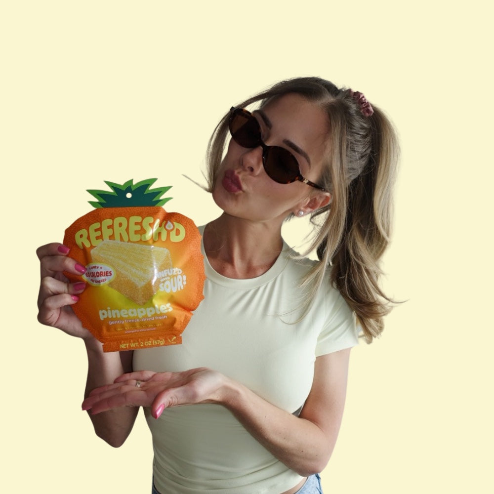 Model with the pack, sour freeze-dried pineapples